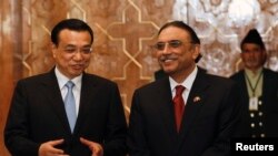 中国总理李克强2013年访问巴基斯坦时与总统扎尔达理出席仪式(资料图片)