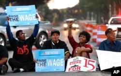 在底特律的一条街上,示威者阻挡交通,要求快餐连锁店支付每小时至少15美元的工资(2014年9月4日)