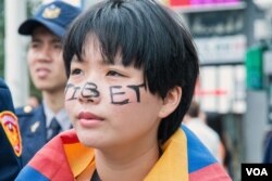 参加抗议活动的台湾年轻人。(美国之音记者方正拍摄)