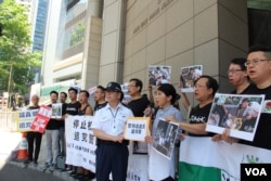 2019年6月15日香港民主党议员在警察总部前抗议警察镇压民众 （美国之音记者申华拍摄）