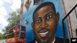 资料照片:佐治亚州布朗斯维克的一幅纪念阿莫德·阿贝里的壁画。(2020年5月17日)