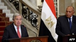 2023年10月19日,联合国秘书长安东尼奥·古特雷斯(左)和埃及外交部长萨梅赫·舒克里在开罗会晤后举行新闻发布会。(法新社照片)