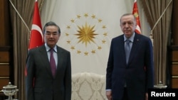 中国外长王毅在安卡拉与土耳其总统埃尔多安举行会晤。(2021年3月25日)