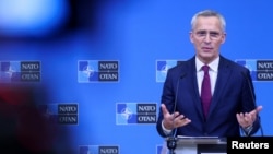 北约秘书长斯托尔滕贝格在布鲁塞尔北约外长会议期间出席记者会。(2023年11月29日)