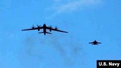 俄罗斯一架图-95远程轰炸机2008年2月9日在日本以南美军航母附近被拦截(美国海军照片)