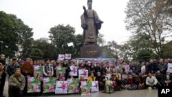 100多名越南人聚集在河内市中心纪念短暂而血腥的中越边界战开战37周年。 （2016年2月17日）