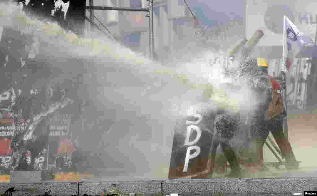 Водомет у дії.