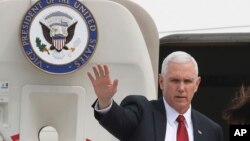 美国副总统彭斯在韩国平泽乌山空军基地挥手致意。(2017年4月18日)