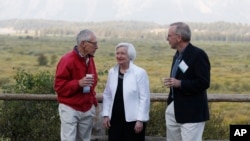 美联储主席詹妮特·耶伦(中)和联储会副主席斯坦利·费舍尔(左)和纽约联储会主席威廉·达德利(右)一起散步。 (资料照片)