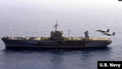 2020年5月30日美国海军蓝岭号两栖作战指挥舰(USS Blue Ridge LCC-19)在菲律宾海训练(美国海军照片)