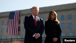美国总统川普与第一夫人梅拉尼亚· 川普在白宫南草坪为16年前的911恐袭事件死难者举行默哀。(2017年9月11日)