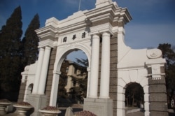 北京清华大学的清华园牌坊,曾经是清华大学校门,现在是二校门,被看作清华大学的象征(资料照)。