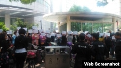 江苏学生家长抗议政府决定高校减招。(微博图片)