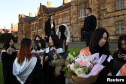 澳大利亚悉尼大学的中国留学生在校园参加毕业典礼。(2020年7月4日)