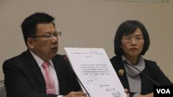 民进党立法院党团书记长、立法委员李俊俋(左)(美国之音记者杨明)