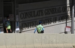 在香港的美国驻港澳总领事馆外的保安(2020年10月27日)