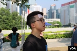 2019年6月14日下午香港宗教团体的白先生和同伴在立法会示威区附近唱圣歌。 (美国之音记者申华拍摄)