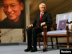 在向刘晓波授予诺贝尔和平奖的颁奖典礼上,挪威诺贝尔委员会主席亚格兰身旁的空椅子本应是诺贝尔和平奖得主刘晓波的座位。 (2010年12月10日)