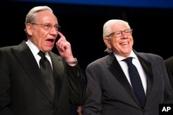 鲍勃·伍德沃德(左)和卡尔·伯恩斯坦出席2017年4月29日在华盛顿举行的白宫记者晚宴。