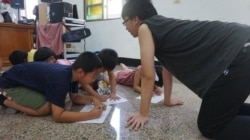 陈同学为边乡小朋友做义工(陈同学提供)