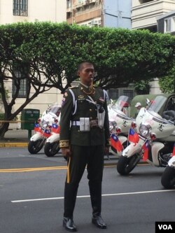 在双十庆典上的宪兵(美国之音张佩芝)