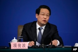 2016年3月12日,中国保险监督管理委员会主席项俊波在人大会议期间的记者会上讲话