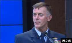 美国海警队司令楚孔夫特上将2016年11月29日在布鲁金斯研究院发言” (美国之音黎堡摄)