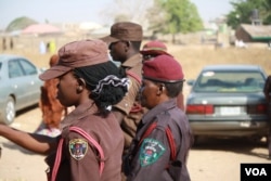 民间志愿纠察队成员希望2015年的尼日利亚总统选举不要重演暴力。(美国之音希瑟•默多克拍摄)