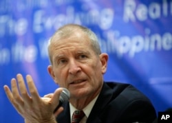 2013年10月4日,前美军太平洋司令丹尼斯·布莱尔上将(Admiral Dennis Blair)在马尼拉东部马卡蒂金融区的亚洲管理学院的新闻发布会上讲话。