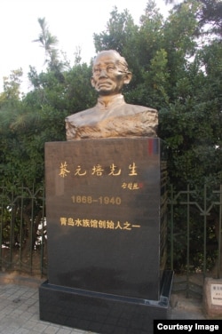 中国青岛水族馆里的蔡元培雕塑,他是青岛水族馆的创始人之一。