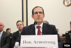 美国广播理事会理事阿姆斯特朗2015年10月22日在国会作证。(美国之音杨晨拍摄)