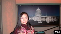 何清涟2006年3月9日参加美国之音电视节目(美国之音拍摄)