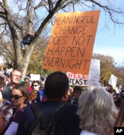 参加民众自制看版,支持政府的改革,并呼吁大家要有耐心。