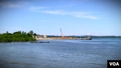 缅甸若开邦的皎漂码头是中缅油气管道之天然气管道的上岸处。（美国之音朱诺拍摄，2013年11月11日）