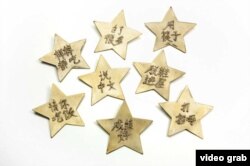 21岁华裔女生设计另类“眯缝眼”等首饰,对抗亚裔偏见