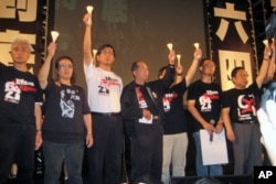 支联会主席司徒华(中)和支联会常委要求平反六四