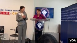 关注中国妇女权益的非政府组织"女权无疆界"创办人兼主席瑞洁(右)讲话 (美国之音萧雨拍摄)