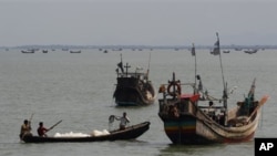 နတ်မြစ်အတွင်းရှိ ငါးဖမ်းစက်လှေ သင်္ဘောများ (AP Photo/ Saurabh Das)