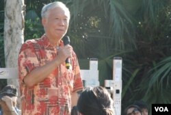 占中发起人朱耀明牧师发表讲话,引用墨西哥革命家Emiliano Zapata Salazar的名言“站着死也不要跪着活”(美国之音汤惠芸拍摄)