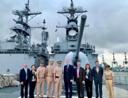 美国在台协会台北办事处处长郦英杰(左5)等人2019年8月19日访问高雄左营海军基地与台湾军方人士在基隆级驱逐舰前合影(美国在台协会脸书)