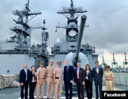 美国在台协会台北办事处处长郦英杰(右5)等人2019年8月19日访问高雄左营海军基地与台湾军方人士在基隆级驱逐舰前合影(美国在台协会脸书)