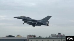 经改装升级的F-16V战机参加了汉光35号演习战备道战机起降演练。(美国之音萧洵)