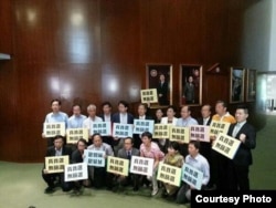 香港立法会泛民主派议员在立法会内抗议(推特图片)