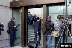 记者在不列颠哥伦比亚省最高法院外报道华为CFO孟晚舟的保释听证会。加拿大检察官在法庭上表示,孟晚舟涉嫌欺诈罪,美国司法部在今年八月向她发出逮捕令(2018年12月7日)。