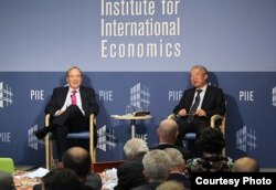 中国经济学家余永定在彼得森国际经济研究所讲座后回答该智库经济学家伯格斯滕提出的问题,称中国停止干预汇率没有最佳时机。(图片:彼得森国际经济研究所提供)