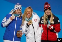 女子单板滑雪坡面障碍技巧项目奖牌获得者(由左至右):加拿大选手劳丽·布罗恩(银牌)、美国选手杰米·安德森(金牌)、芬兰选手艾尼·卢卡亚勒维(铜牌)(2018年2月12日)