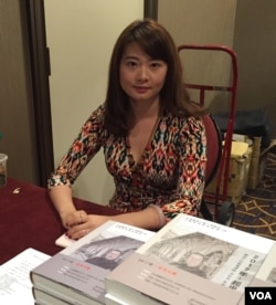 中国著名维权律师高智晟的女儿耿格和高智晟的新书 (2016年8月,美国之音方冰拍摄)。高智晟及其新著星期二获颁齐氏文化基金会“推动中国进步奖”。耿格代表父亲出席在纽约举行的颁奖仪式并领奖。