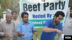 2015年10月7日,阿卜杜尔·拉希德(穿灰色帕坦服者)在他位于斯利那加的官邸举办“牛肉派对”。(美国之音艾哈迈德拍摄)