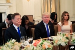 美国总统川普和韩国总统文在寅在白宫国宴厅欢迎文在寅的宴会上,美国第一夫人在场(2017年6月29日)。