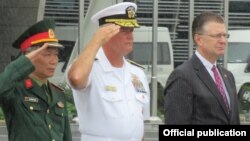 Đại tá Nguyễn Hữu Lương, Phó giám đốc cơ quan Việt Nam tìm kiếm người mất tích (VNOSMP), Chuẩn Đô đốc Jon Kreitz và Đại sứ Daniel Kritenbrink tại buổi lễ.